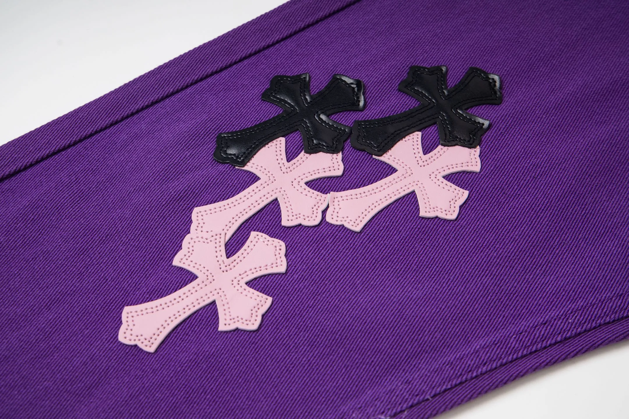 P240 Chrome Hearts Overseas limited edition violet patchwork leather cross hot girl couple jeans are a hot item this season and are sought after by countless celebrities and fashionistas. The neat details of the cutting process add color to the playful fashion! The neat and meticulous design, and the well-fitting structure is unique. The upper body not only has outstanding recognition, but also looks younger and younger. A style with the ultimate wearing meaning and performance, gorgeous color matching, and the craftsmanship of this style is also extremely extraordinary. After the finished product is washed, it is disassembled and hand-made with sheepskin cross leather and then spliced ​​together to complete. The whole piece has too many craftsmanship to describe. It is decorated with patchwork cross flowers and high-waisted washed jeans! ! Absolutely high-end luxury product, a god-level single product, a super popular product, made by top heavy industry, a magic weapon that cannot be missed to hit the streets. Style number: 1837 Size: 28 30 32 34 Color: purple